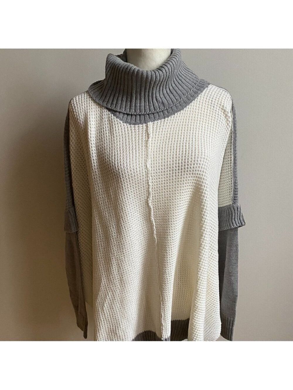 LA Classe Couture BNWOT Knit Poncho Turtleneck S/M